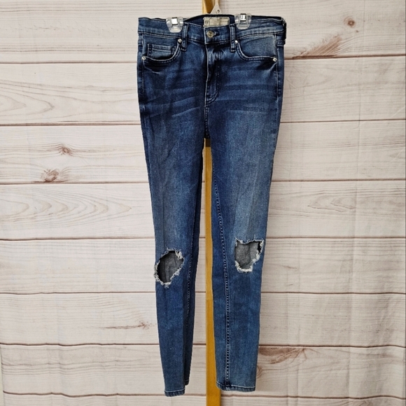 Free People Busted Knee Cropped Mid Rise Ankle Jeans in Stone Wash Sz 28 - Picture 2 of 9